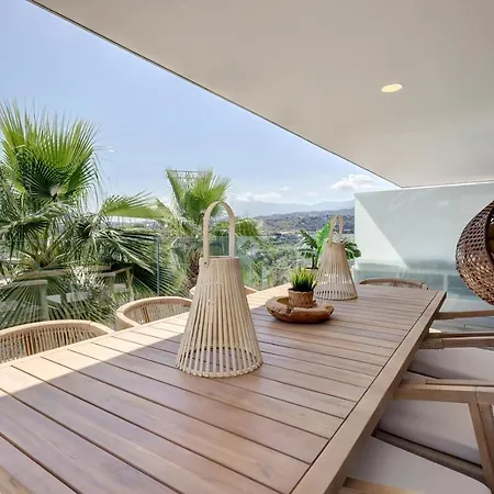 Hillside House- Modern, Upscale W/sea Views