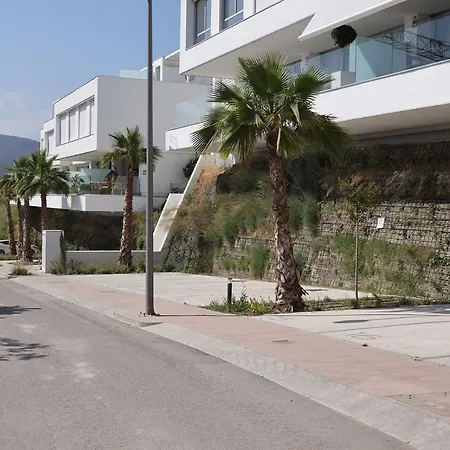 Hillside House- Modern, Upscale W/sea Views Holiday home *
