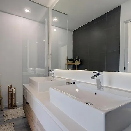Hillside House- Modern, Upscale W/sea Views Holiday home