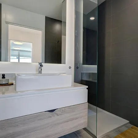 Hillside House- Modern, Upscale W/sea Views