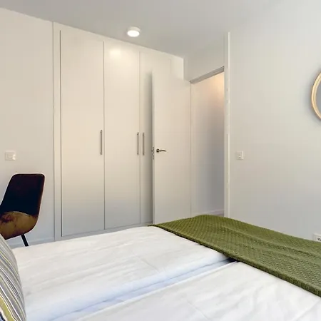 Hillside House- Modern, Upscale W/sea Views *