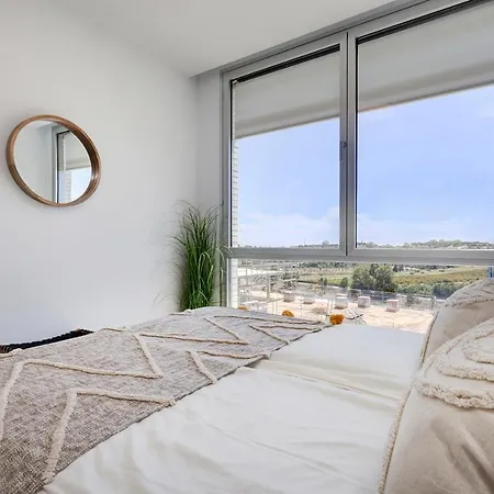 Hillside House- Modern, Upscale W/sea Views Holiday home *