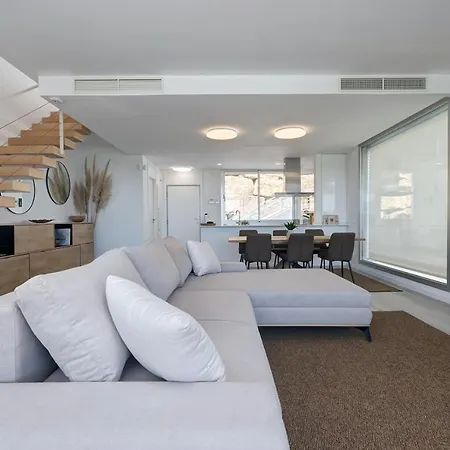 Hillside House- Modern, Upscale W/sea Views Holiday home