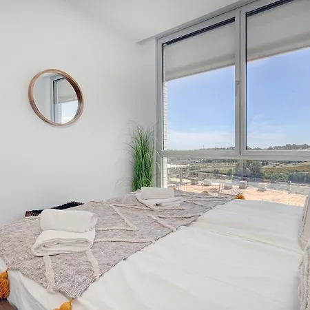 Hillside House- Modern, Upscale W/sea Views *