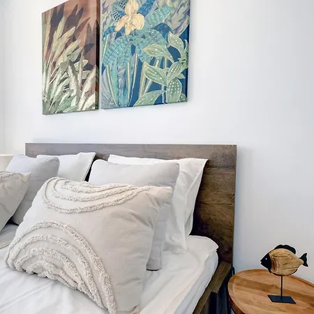 Hillside House- Modern, Upscale W/sea Views Holiday home
