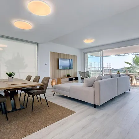 Hillside House- Modern, Upscale W/sea Views *