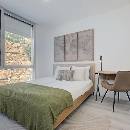 Hillside House- Modern, Upscale W/sea Views Holiday home *