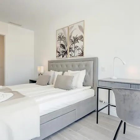 Hillside House- Modern, Upscale W/sea Views *