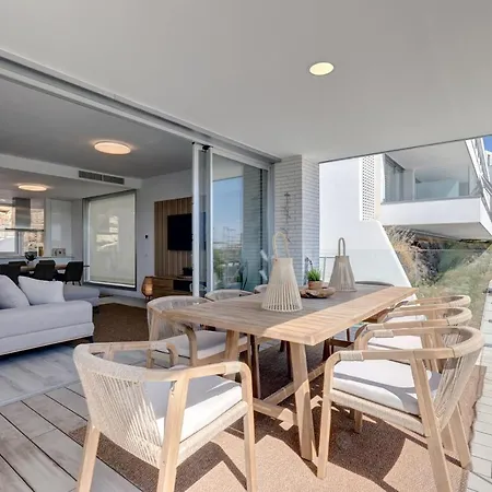 Hillside House- Modern, Upscale W/sea Views *