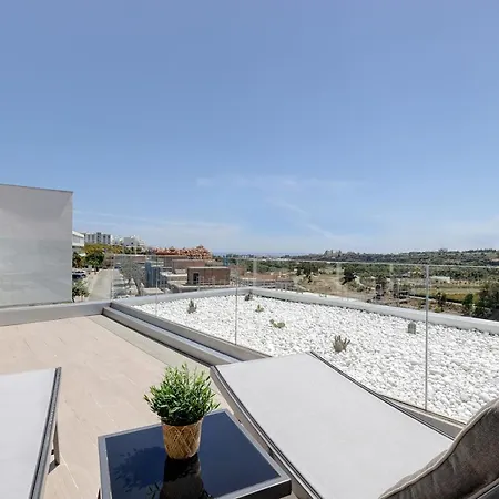 Hillside House- Modern, Upscale W/sea Views