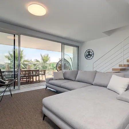 Hillside House- Modern, Upscale W/sea Views