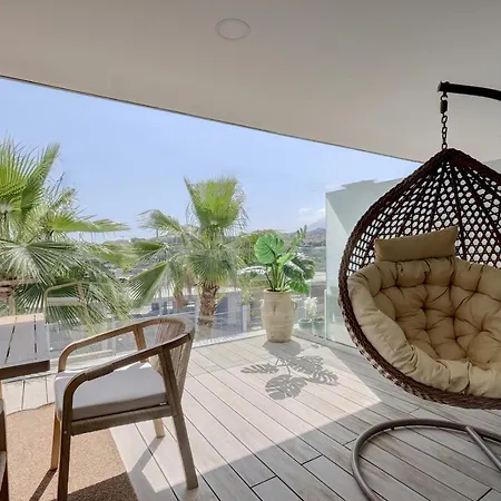 Hillside House- Modern, Upscale W/sea Views 에스테포나