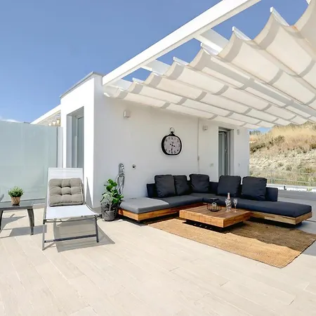Hillside House- Modern, Upscale W/sea Views 펜션 *
